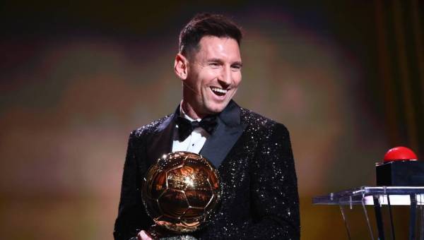 Lionel Messi sonríe tras recibir su séptimo Balón de Oro
