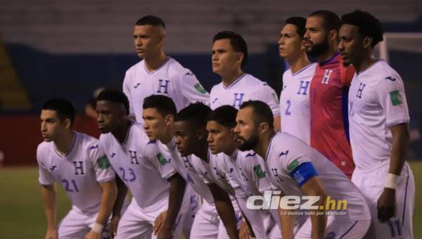 La Selección de Honduras volvió a perder en la Eliminatoria de Concacaf. Futbolistas de El Salvador celebran en el fondo. Foto: Neptalí Romero.