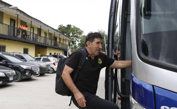 Héctor Varga aborda el autobús con rumbo a Tegucigalpa para afrontar el duelo ante Motagua.