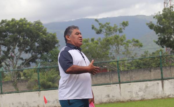 El entrenador Ramón Reyes dirigiendo uno de sus entrenamientos con el Sabá FC. Foto: Edgar Witty.
