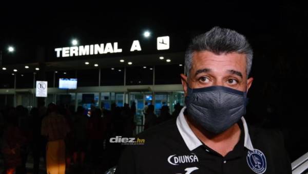 Diego Vázquez captado por el lente de DIEZ en su llegada al aeropuerto Ramón Villeda Morales. Foto: Yoseph Amaya.