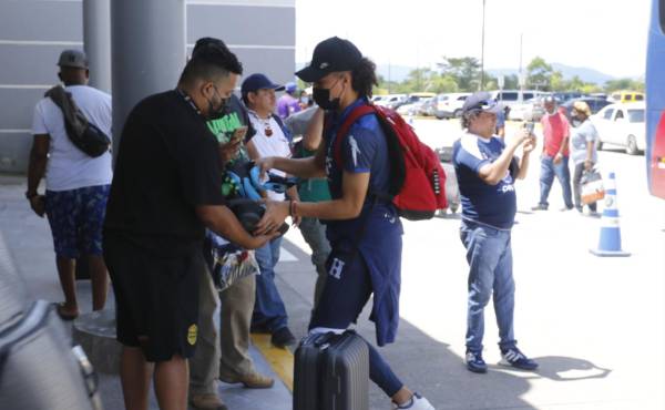 Carlos “Chapetilla” Mejía previo al viaje de Honduras en el aeropuerto sampedrano.