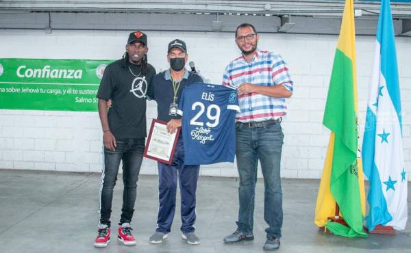Elis regaló una camisa de su equipo Girondins a Tanayo Ortega, que posaba con su reconocimiento. FOTO: MSPS