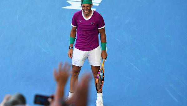 ¡Cerca del récord! Rafa Nadal, con molestias, venció a Shapovalov y avanza a las semifinales del Australian Open!