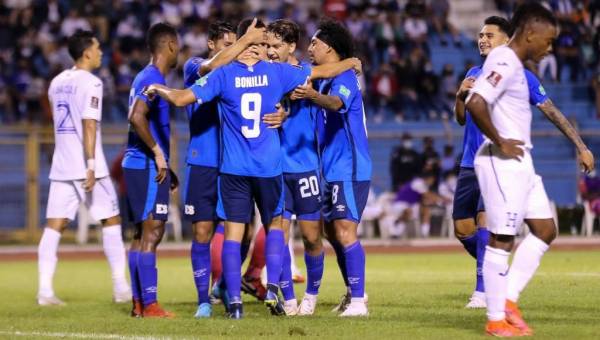 Futbolistas de El Salvador celebrando su anotación ante Honduras. Foto: AFP