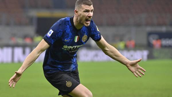 Edin Dzeko le dio los tres puntos al Inter de Milán con un tanto en el último suspiro.