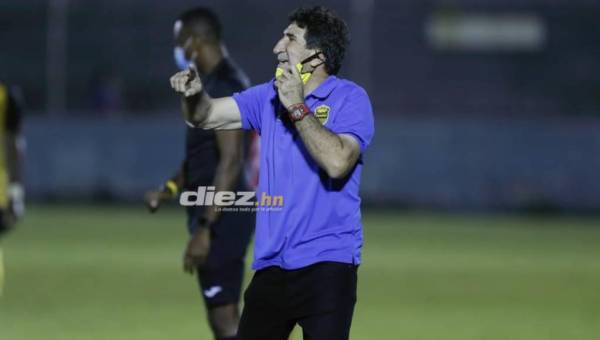 Héctor Vargas durante el encuentro ante el Vida en la jornada 9 del Torneo Clausura 2021-22 en La Ceiba. Foto: Neptalí Romero.