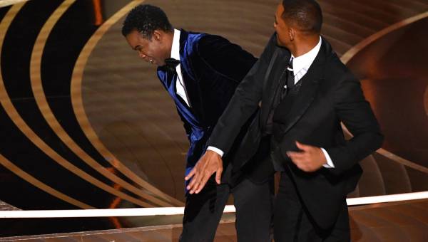 Will Smith insulta y golpea a Chris Rock en plena ceremonia de los Premios Óscar. FOTOS: AFP