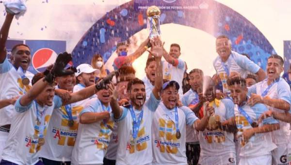 Los jugadores del Alianza festejan por todo lo alto el título número 16 para el equipo en el fútbol salvadoreño. Foto EDH