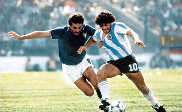 Un joven Diego Armando Maradona sufrió en el Mundial de 1982 la feroz marca del Claudio Gentile. El ‘10’ fue anulado y por ende Argentina fue eliminada ante la próxima campeona.