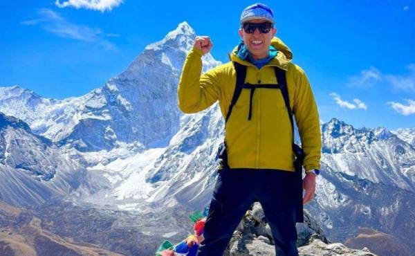 Ronald Quintero a pocos metros de ascender a la cima del Monte Everest en Nepal.