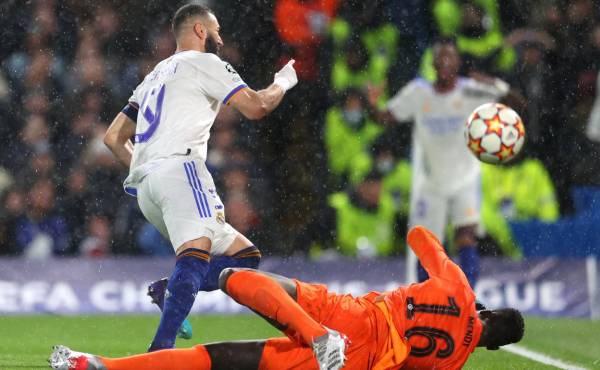 Con horror del portero y una joya de gol: así fue el sensacional hat-trick de Benzema en el Real Madrid-Chelsea