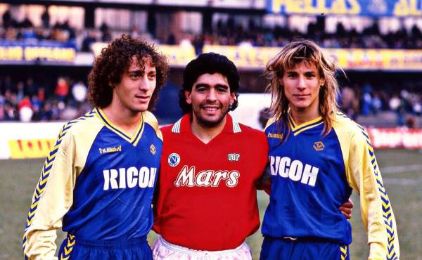 Pedro Troglio conserva la mítica camiseta roja que Diego Maradona portó en solo una ocasión con el Nápoles en los años noventas.