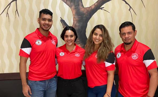 Parte de del equipo masculino y femenino de voleibol de la Municipalidad de San Pedro Sula.