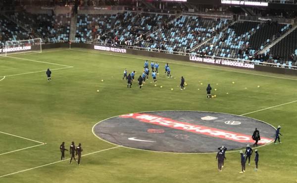 La Selección de Honduras está realizando su calentamiento en la cancha del Allianz Field.
