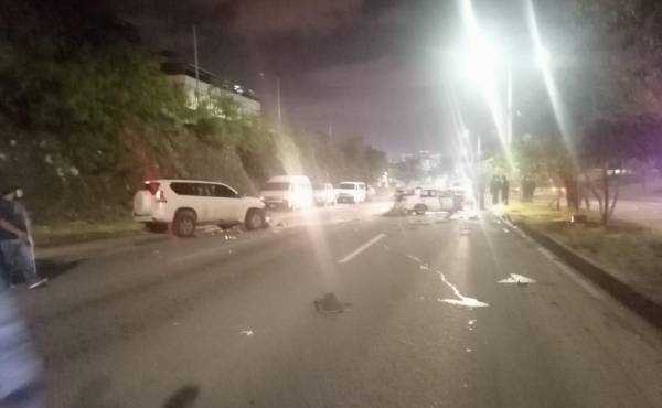 Así quedaron ambos vehículos. El accidente vial fue ayer en horas de la noche en la capital hondureña.