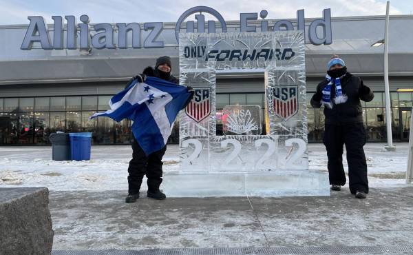 Varios aficionados hondureños han llegado al Allianz Field a apoyar a la “H”.