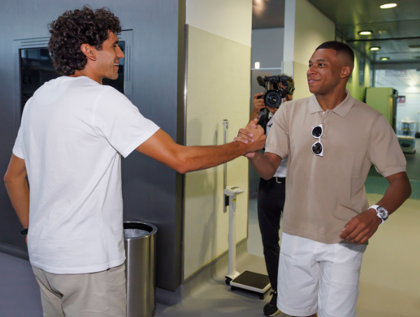 Mbappé con sus nuevos compañeros del Real Madrid: abrazo de Ancelotti, las risas y los mensajes de bienvenida