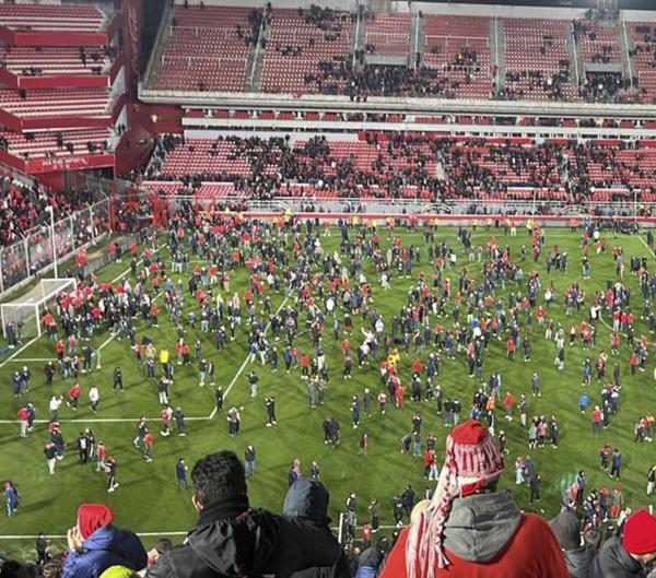 Terror en Argentina: graves heridos tras violentos ataques en el Independiente-U de Chile; aficionado saltó al vacío