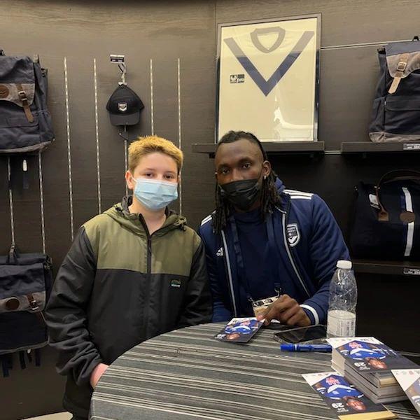 ¡Paseos, amigos y el auto que conduce! Así es la vida del hondureño Alberth Elis en Burdeos