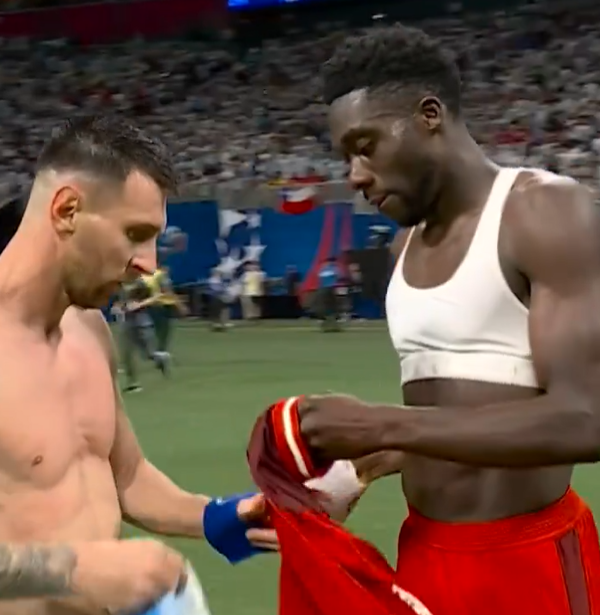 El gesto de Messi con Alphonso Davies y la marca de Julián Álvarez en su cuello; el “beso de la suerte” para la Copa América