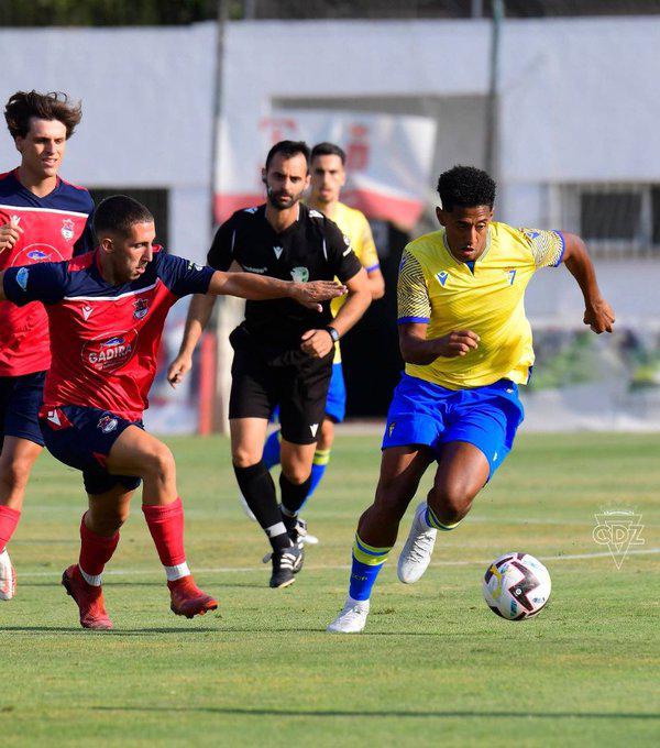 Choco Lozano hasta estrelló dos pelotas en el poste, pero se fue con su gol en este amistoso del Cádiz.
