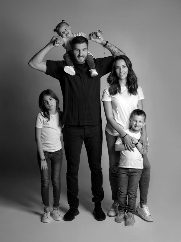 Alejada de las cámaras: la “desconocida” esposa de Gignac que se ganó el cariño de México por su labor