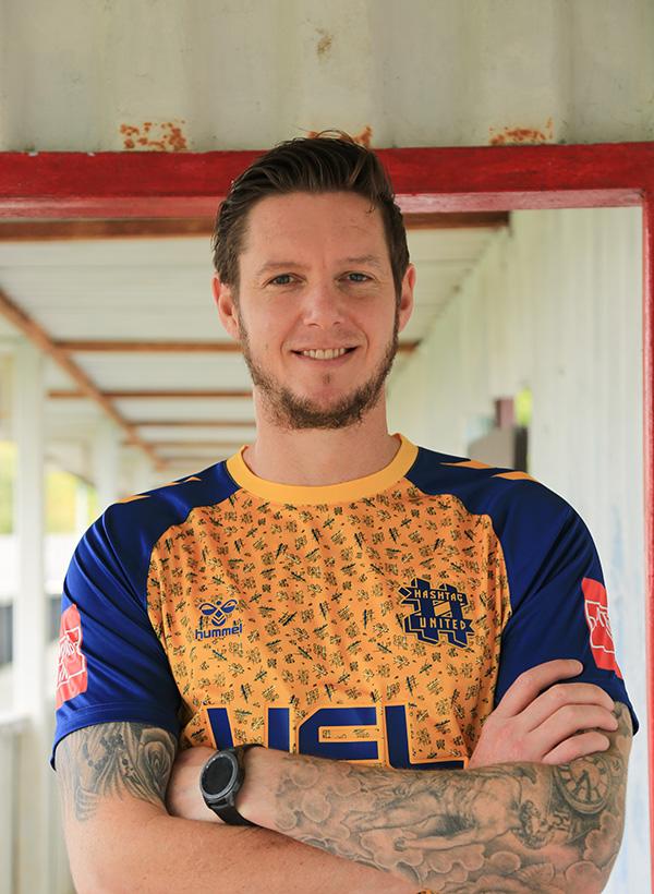 Futbolista es engañado por su mujer y bota sus pertenencias a la calle: “Qué vergüenza. Ten un poco de respeto por ti”