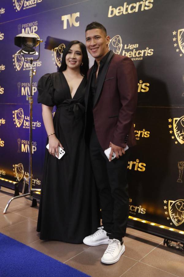 La gala de Liga Nacional en fotos: ¿Con quién llegó Troglio? la belleza en la pasarela azul y los jugadores de Olimpia dejan ver a sus parejas