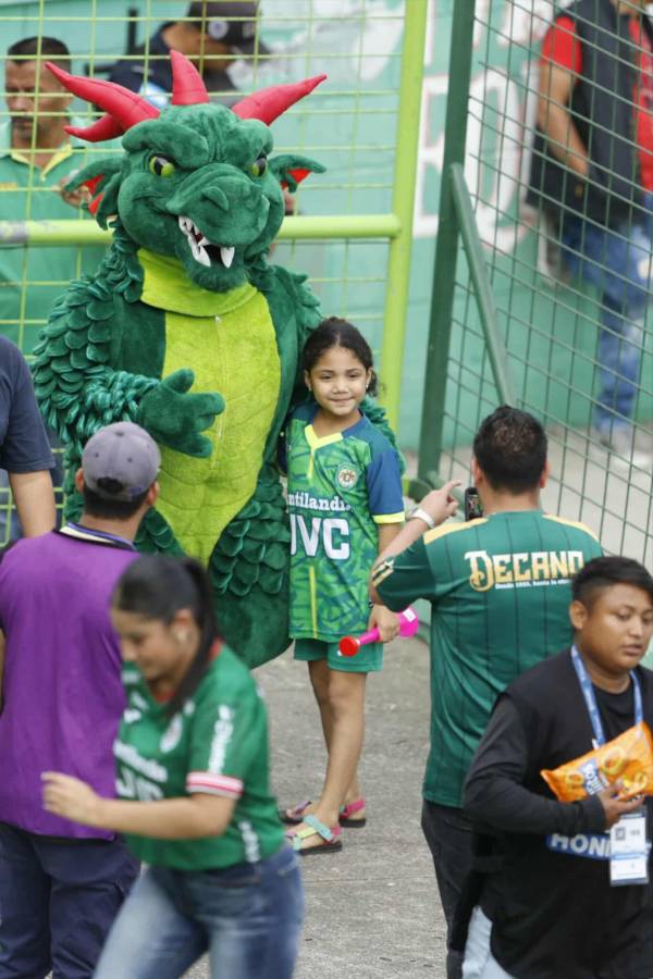 La chica de blanco que eclipsó a todos, el cevichito caro, pero rico, y el jugador que sorprendió al Marathón