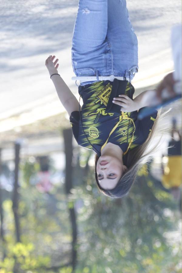 Ambientazo para la final entre Real España y Olimpia: La chica que se escondió, ¿por qué? el periodista sorprendido y las bellezas