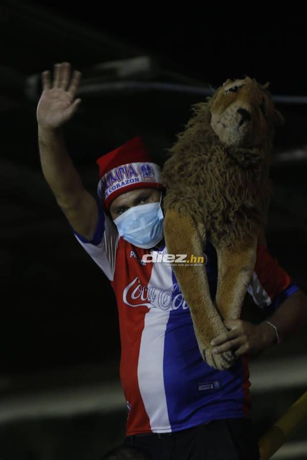 Bonito ambiente en El Progreso: Olimpia llega al estadio Micheletti y reciben con flores a Lavallén y Eddie Hernández