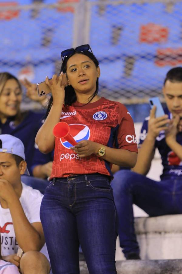 El desespero del DT de Pachuca en el banquillo, la preciosa chica en el Olímpico y el saludo de Lucas Campana