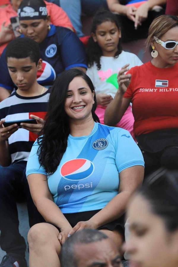 La reina que enamoró en La Ceiba y el Yankel estuvo lleno de hermosuras: las bellas mujeres que visitaron los estadios de Honduras
