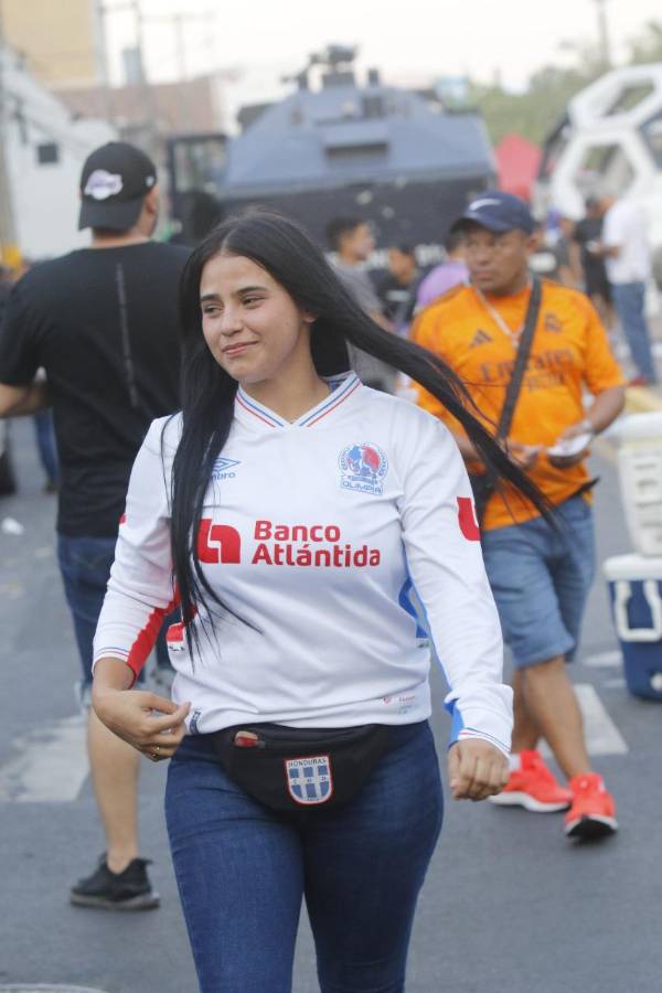 ¿Quién es la hermosa paramédica? El descuido de una edecán y las hermosas chicas en la final entre Real España - Olimpia