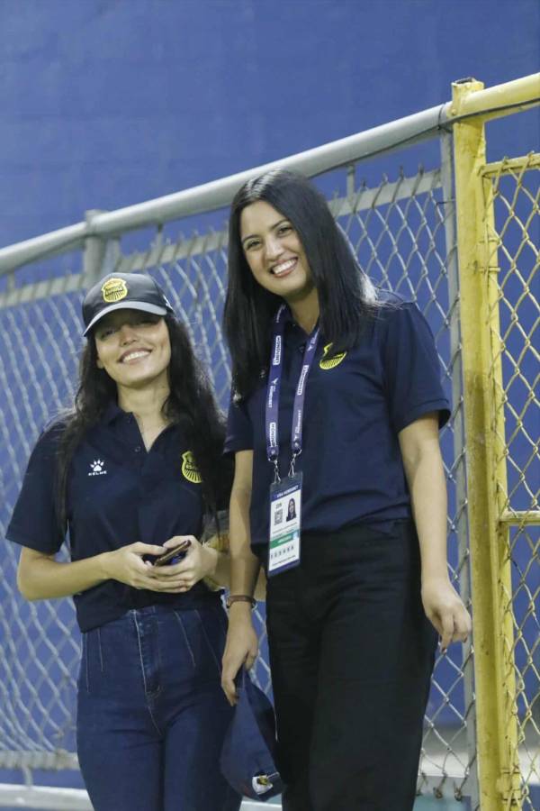 El amor invade a Nixon Cruz, vuelve tras meses lesionado y aficionada de Choloma se lleva las miradas en el juego que triunfó Real España