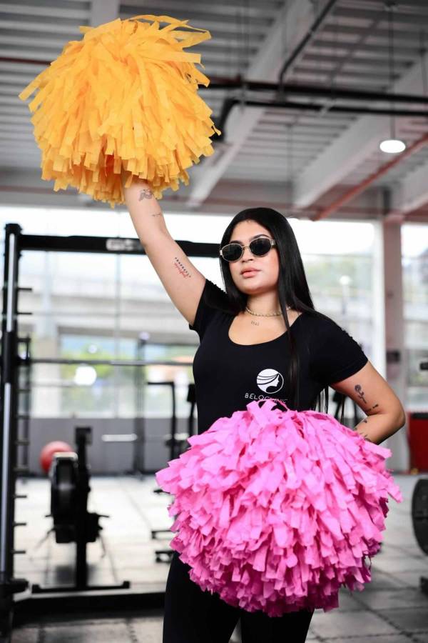 ¡Derroche de hermosura! Así se preparan las bellas pomponeras para el partido de tiktokers entre Honduras y El Salvador