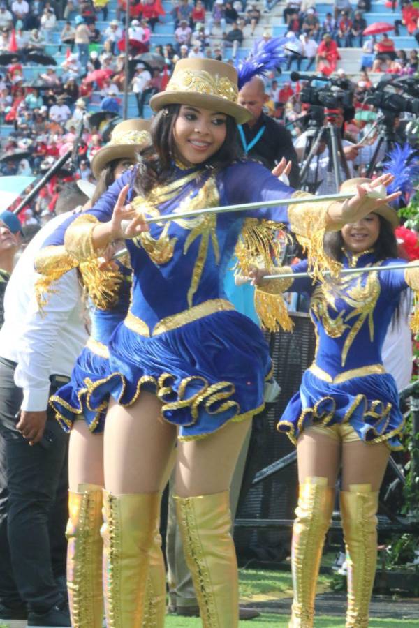 ¿Quién es la palillona de rojo? Hermosas deleitan en los desfiles del 15 de septiembre en Honduras