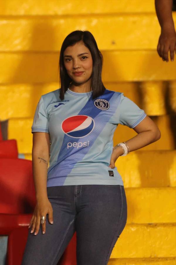 ¡Bellezas en el Nacional! Aficionada tica roba miradas y catrachas lucen espléndidas en el Motagua vs Alajuelense