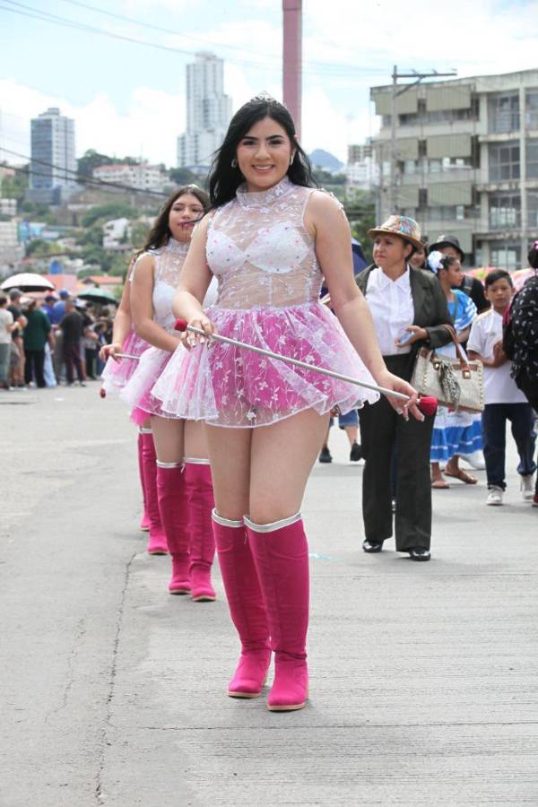 ¿Quién es la palillona de rojo? Hermosas deleitan en los desfiles del 15 de septiembre en Honduras