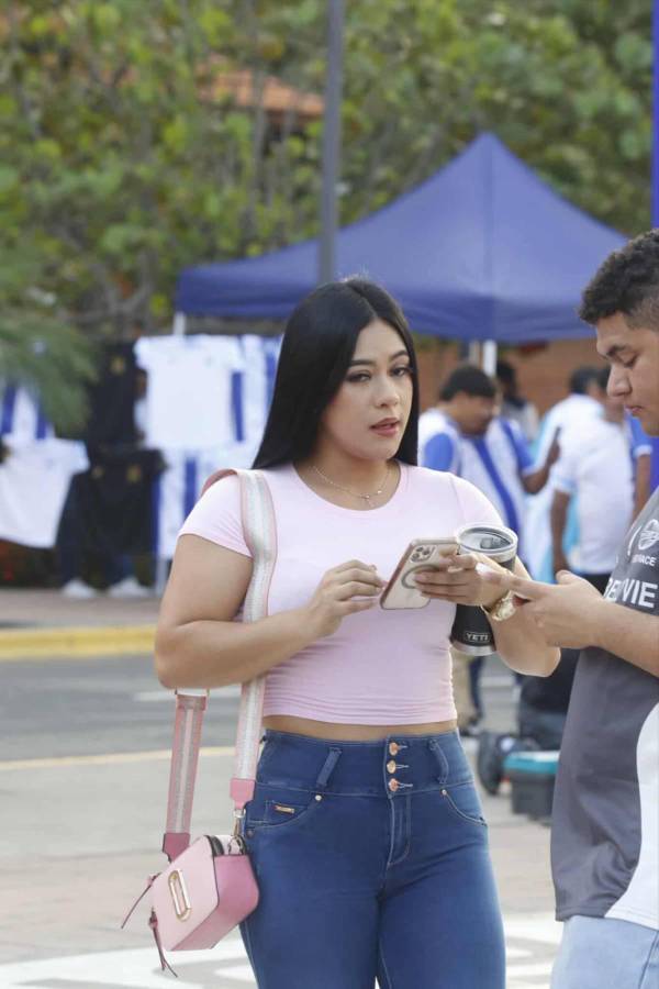 ¡Robaron suspiros! Las bellas chicas que engalanaron el Morazán para el Honduras vs Costa Rica por la eliminatoria