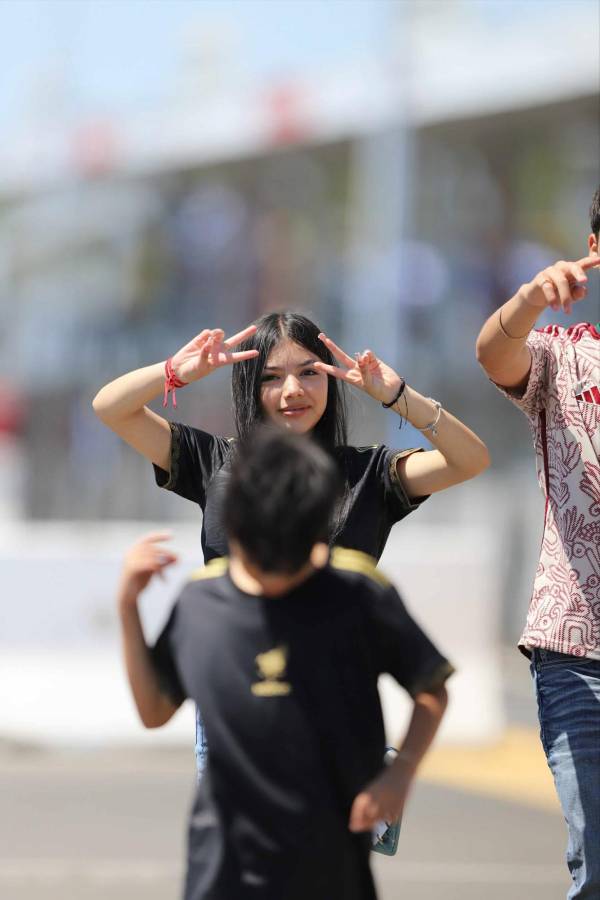 ¡Quiénes son las dos catrachas que se robaron las miradas! El Honduras vs México se engalana con hermosas aficionadas
