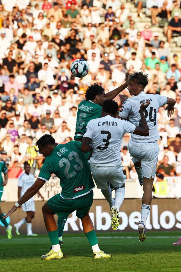 Un aficionado salta al campo y así reaccionó Mbappé; Arda Güler brilla y el debutante se lució con Real Madrid
