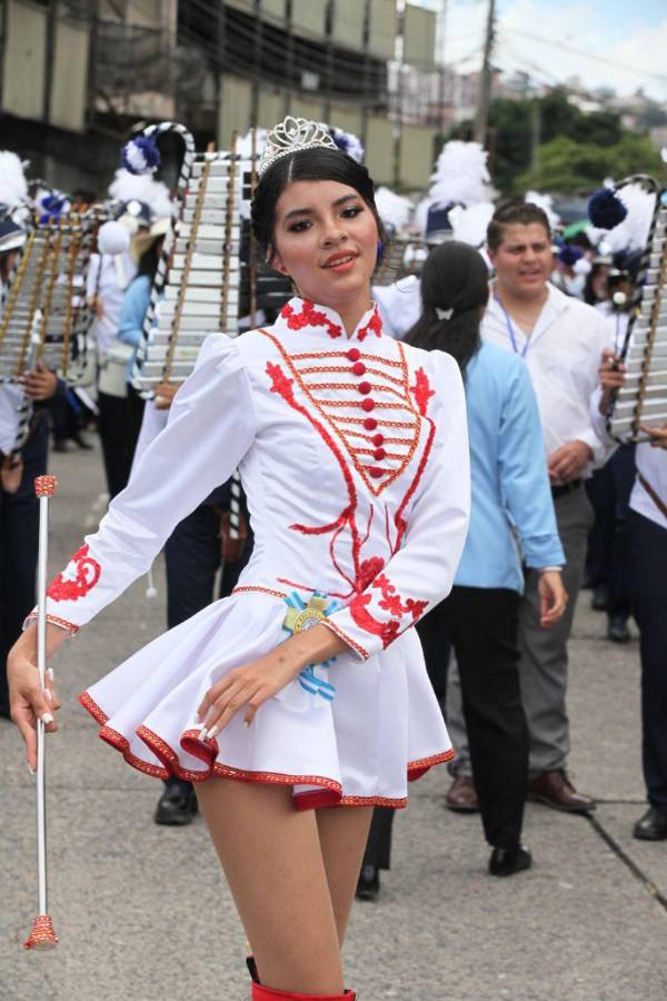 ¿Quién es la palillona de rojo? Hermosas deleitan en los desfiles del 15 de septiembre en Honduras