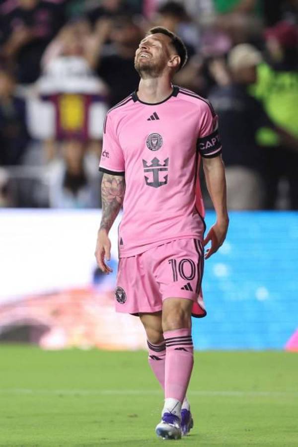 Beso a Messi, lindo gesto de Leo con Newell’s y el jugador que se llevó la camisa del “10” en su partido más especial