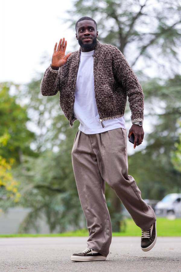 Camavinga superó a Koundé y agita las redes: así llegaron los jugadores de Francia y el look de Mbappé