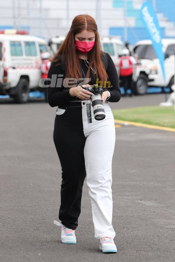 No lo viste en TV: La inesperada fotógrafa esposa de futbolista, la felicidad de Real España y Motagua; Pablo Lavallén sufrió desde el palco