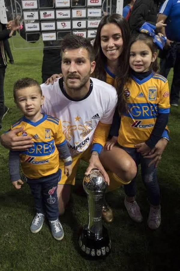 Alejada de las cámaras: la “desconocida” esposa de Gignac que se ganó el cariño de México por su labor