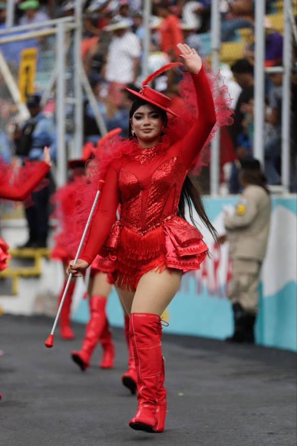 ¿Quién es la palillona de rojo? Hermosas deleitan en los desfiles del 15 de septiembre en Honduras