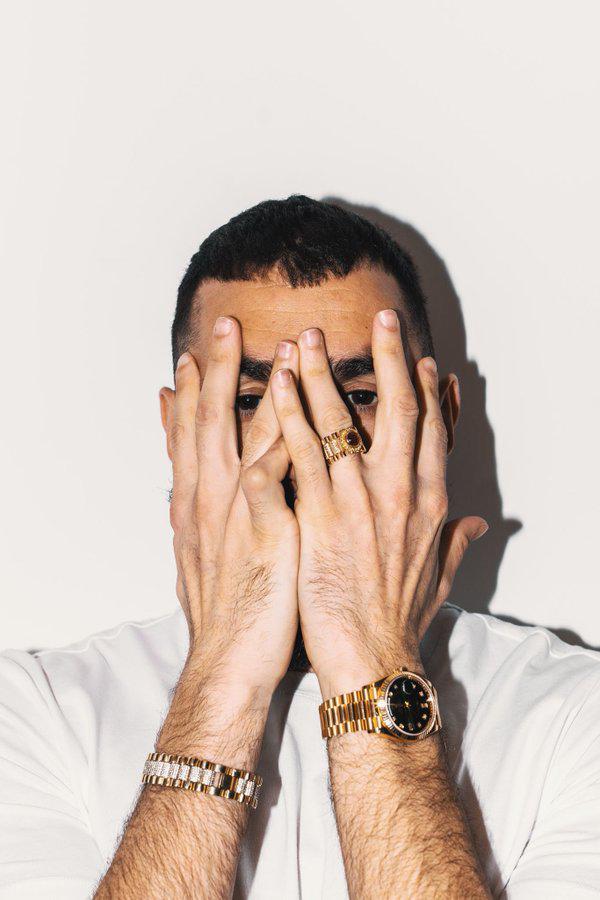 La foto viral del dedo de Karim Benzema, delantero del Real Madrid.